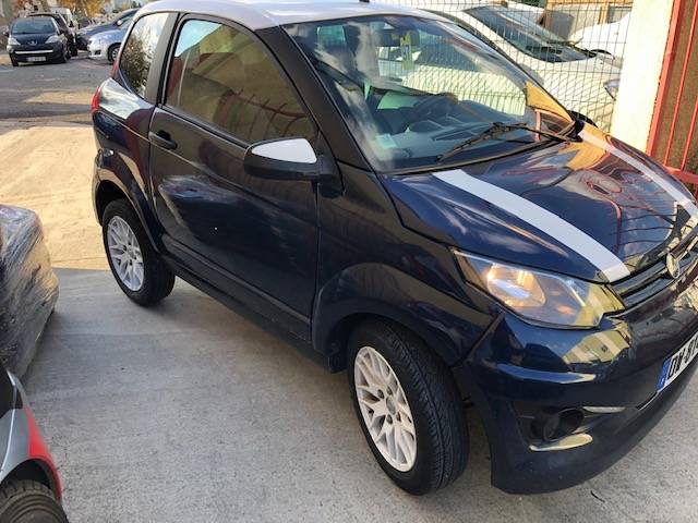 Une voiture aixam prête à partir dans l'ain