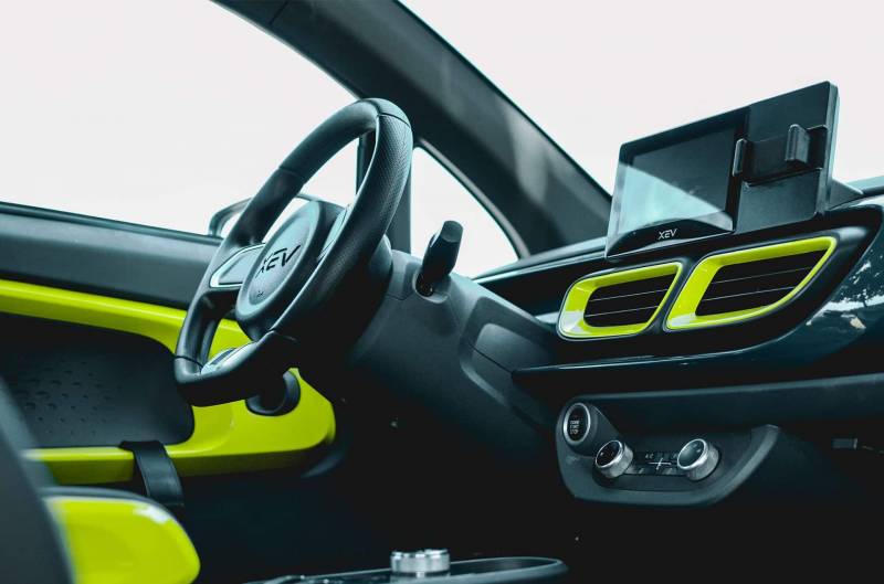 Louer une voiture électrique XEV Yoyo à Fréjus dans le Var