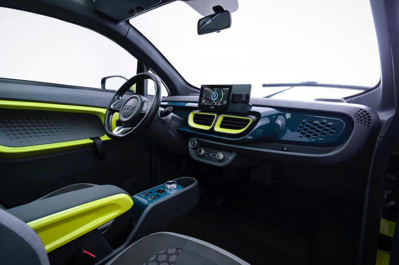 Louer une voiture électrique XEV Yoyo à Fréjus dans le Var