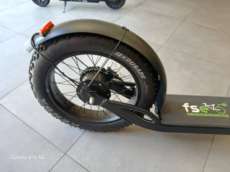 Trottinette F style unique à grandes roues et électrique à Nice