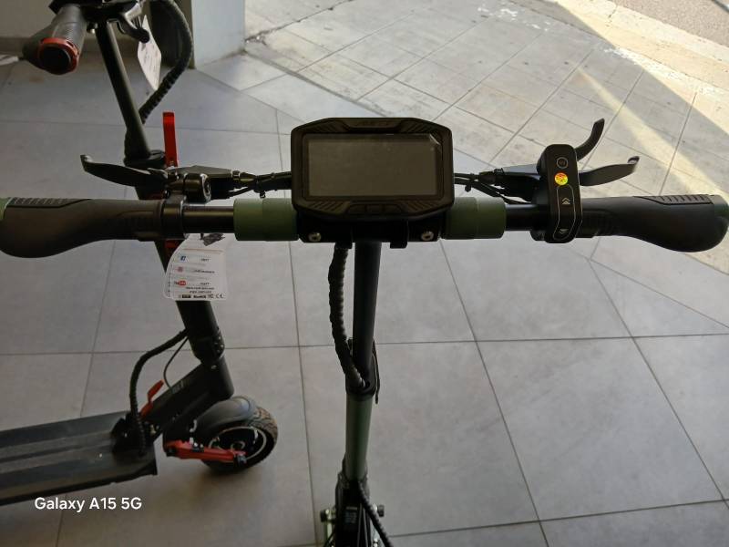 Ecran lcd sur trottinenette vsett à Nice