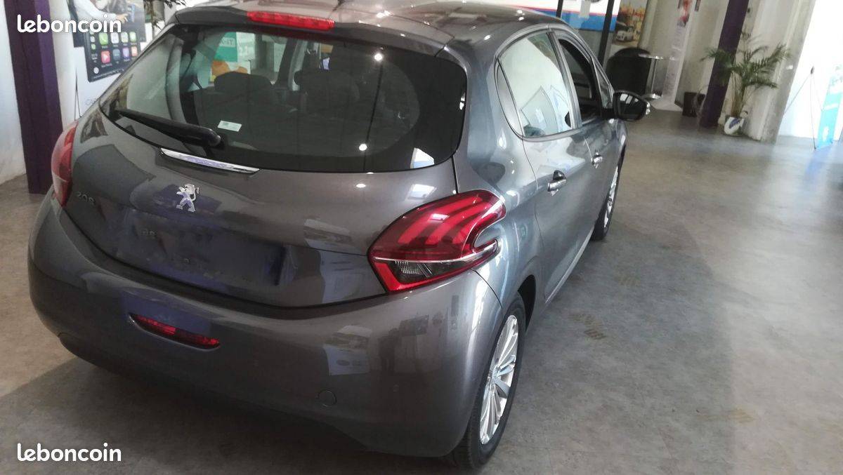 Peugeot 208 Signature Carplay+Rétro électrique+Clim dans les Alpes maritimes