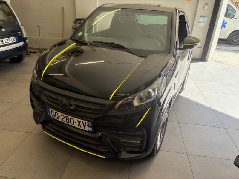 Ligier JS 50 personnalisée ave décor tendance à Nice